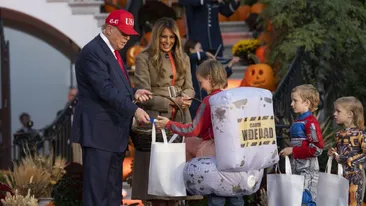 Melania și Donald Trump au avut un Halloween pe cinste! Cum au decorat Casa Albă și ce au primit copiii din partea lor