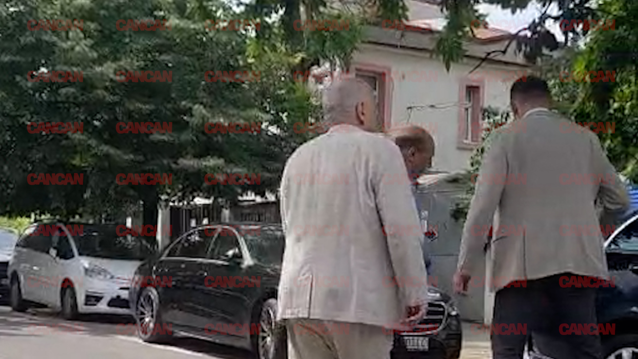 Gabriel Liiceanu îl conduce pe fostul președinte la mașină