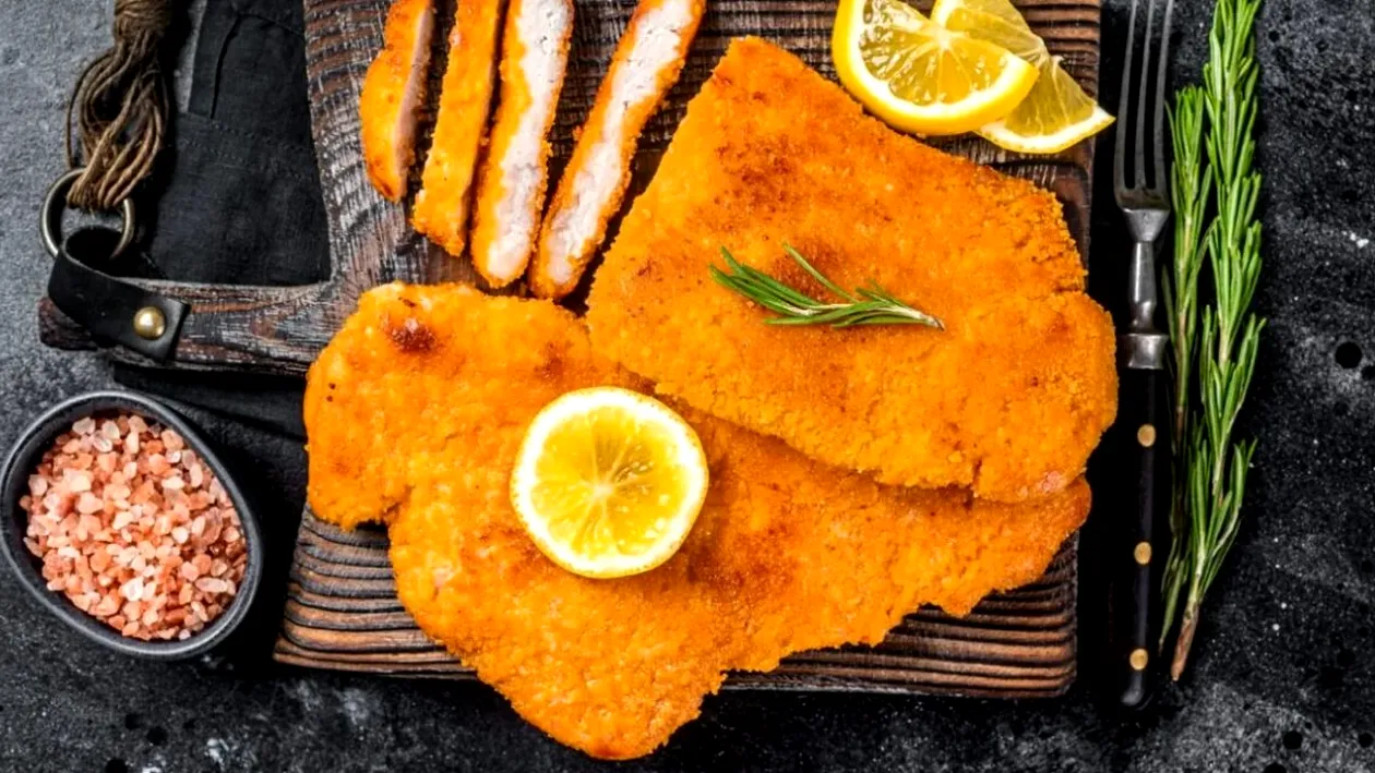 Ce trebuie să pui în făină ca șnițelul să iasă suculent și crocant. Ingredientul care îl schimbă radical