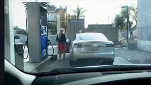 Te tăvălești de râs! O blondă vrea să bage benzină, deși mașina e electrică! Ce i-au făcut doi tineri aflați în spatele ei VIDEO