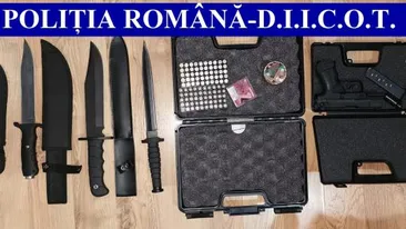 Rețea de traficanți de droguri compusă din luptători MMA, destrămată. Ce au ridicat polițiștii după percheziții