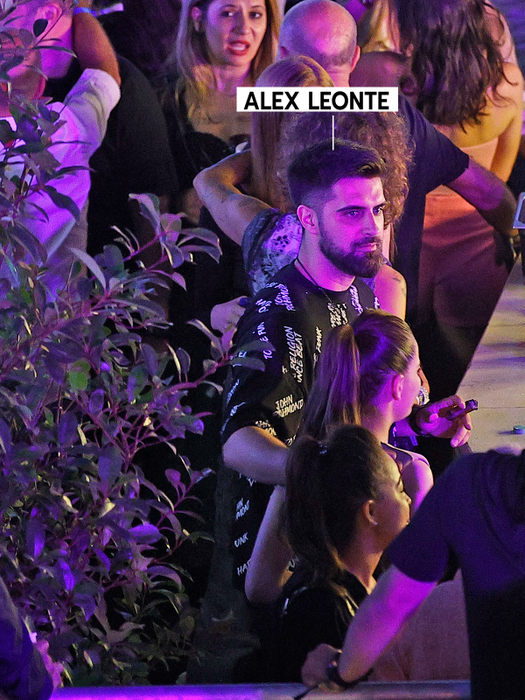 Alex Leonte îi ”strecoară” o mână pe umăr tinerei care seamănă cu Theo Rose (Foto: CANCAN.RO)