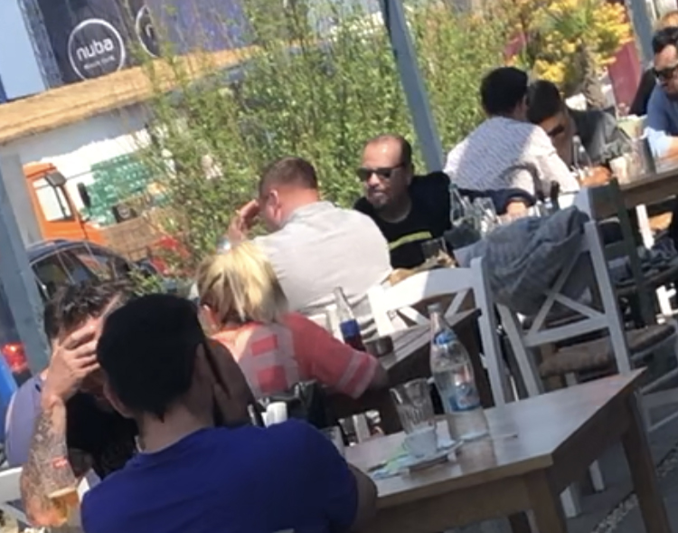 Cristian Popescu Piedone ia masa cu un prieten, la Mamaia