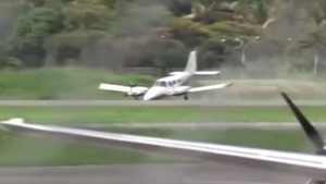 VIDEO / Călătorie de groază! Un pilot a aterizat forţat, iar avionul s-a prijinit pe bot. S-au înregistrat victime