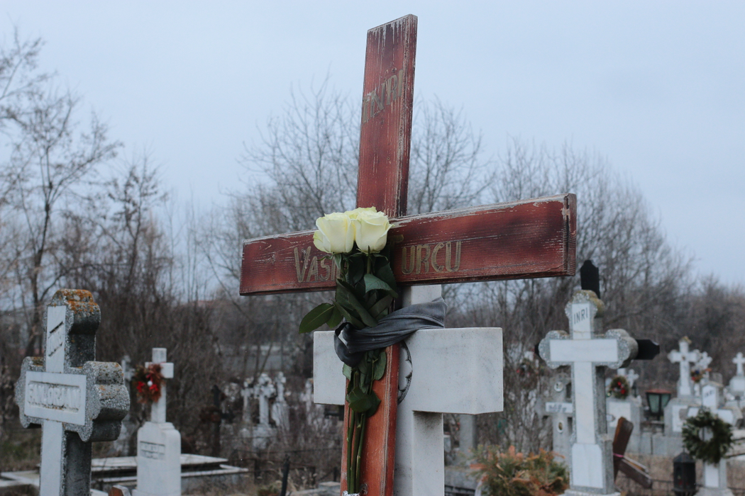 Locul de veci al lui Vasile Turcu este încoronat cu flori
