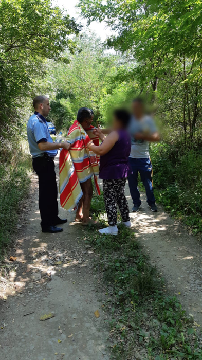 Bărbatul dispărut vineri a fost găsit, după trei zile, într-o râpă și a fost trasnsportat la spital