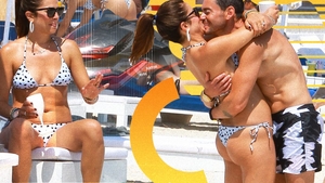 Micuța Picasso e lipsită de inhibiții la plajă! Și-a sărutat soțul ”ca la Hollywood” + imagini necenzurate cu Alexandra în costum de baie