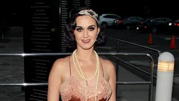 Katy Perry a venit acoperita cu prosopul si a stralucit pe covorul rosu