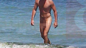 O să rămâi uimit! Ce cântăreţ din România a fost fotografiat pe o plajă de nudişti! Cum a reacţionat după ce a văzut imaginile
