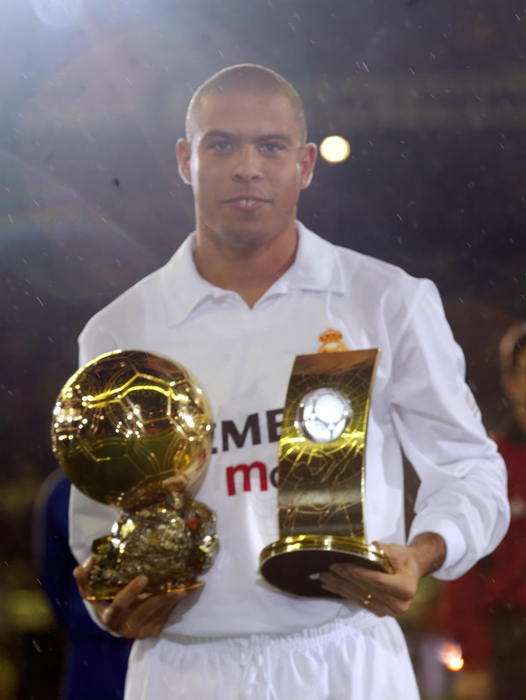 Ronaldo cu trofeul Balonul de aur, sursa-profimedia.ro