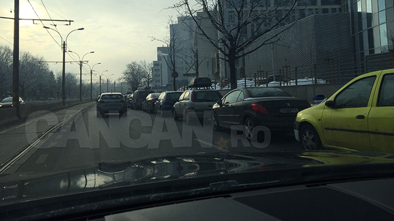 Poliţia Rutieră a Capitalei, sesizată în privinţa maşinilor parcate care blochează circulaţia