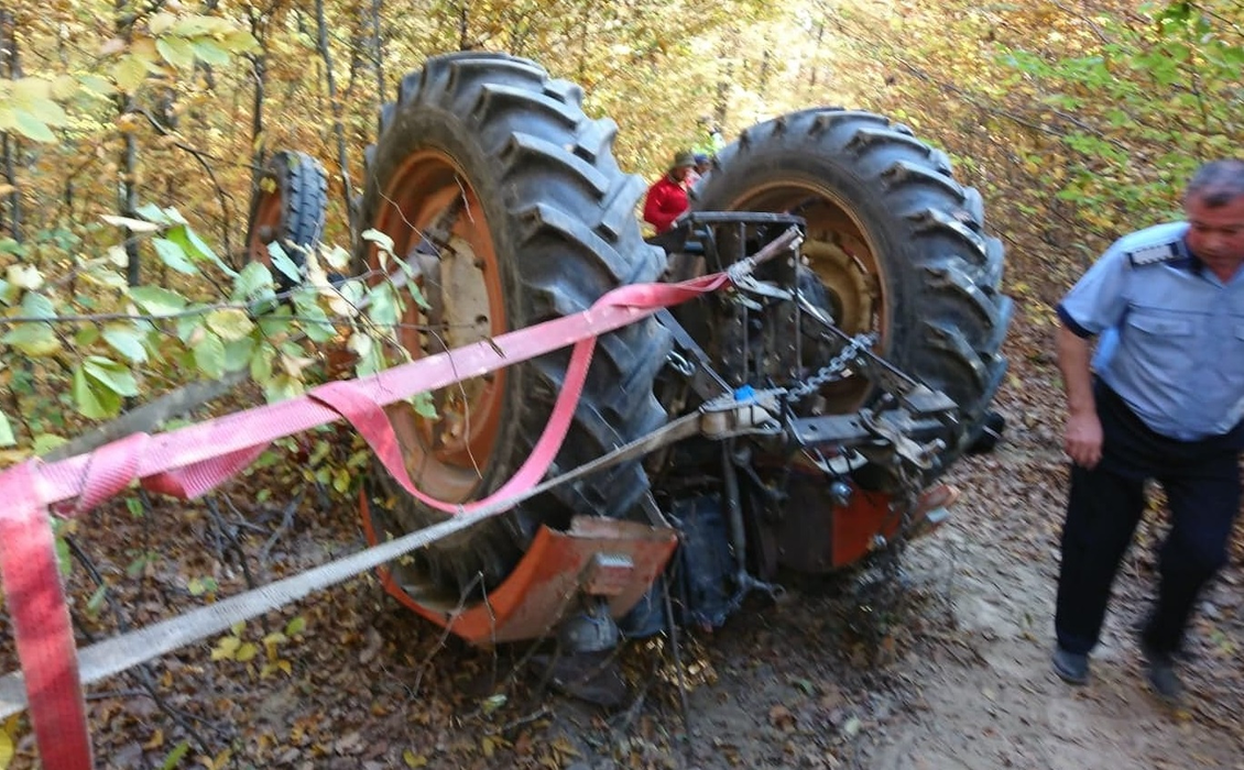 Bărbatul a fost prins sub tractor