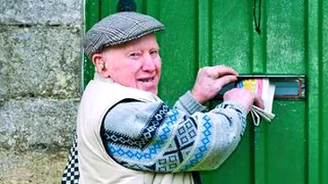 E baiatul cu ziarele de 68 de ani