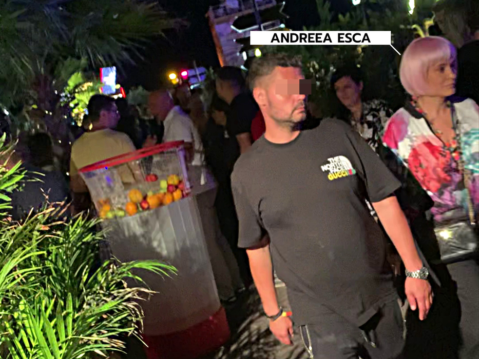 Andreea Esca a "furat" peruca horoscopistei Neti Sandu pentru a nu fi recunoscută la festival