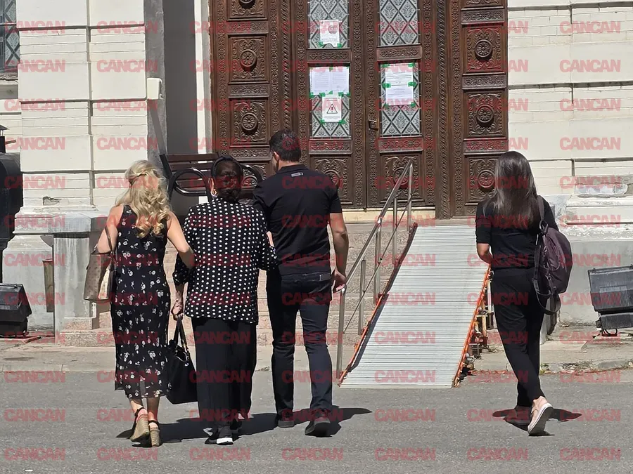 Irina Loghin și familia, la capela cimitirului Bellu.