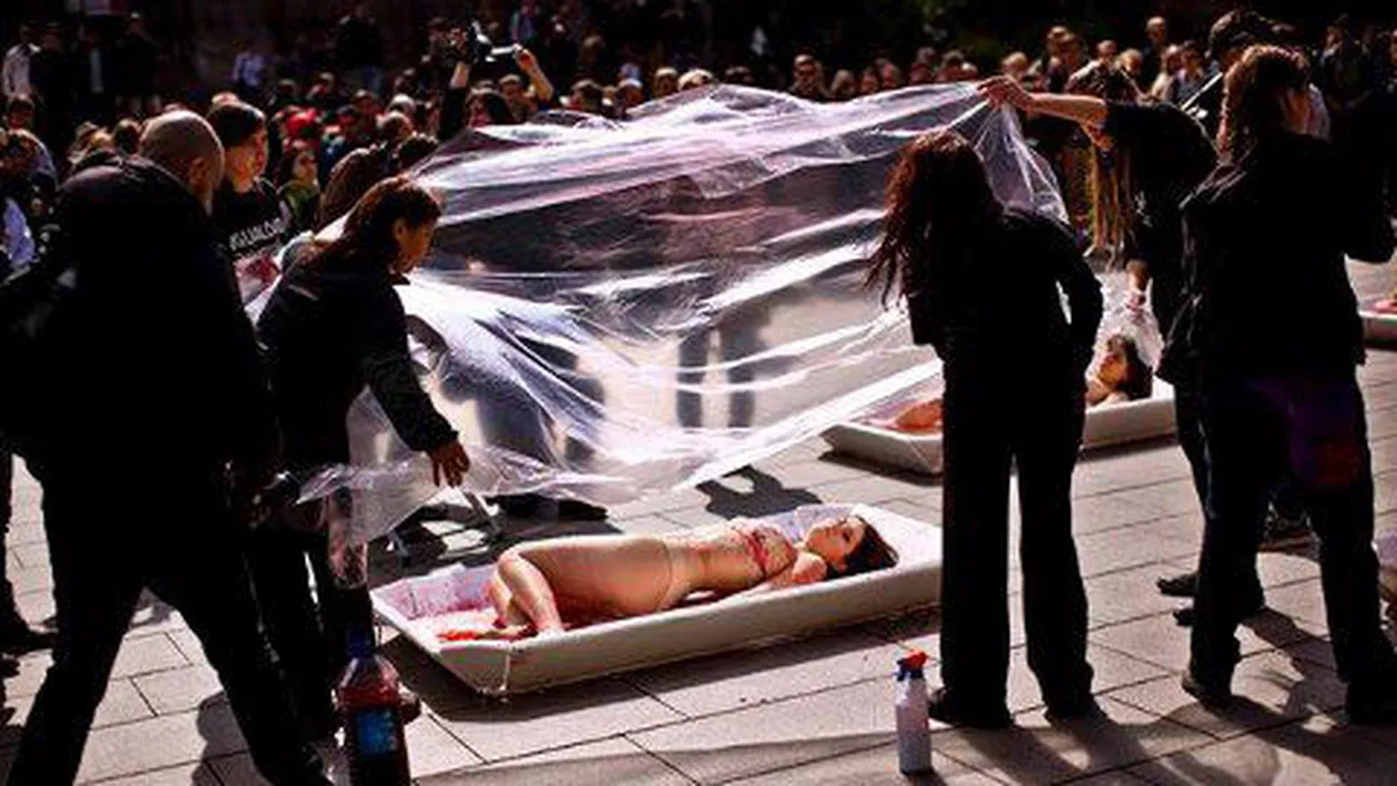 18+ IMAGINI SOCANTE Cel mai bizar protest impotriva consumarii carnii de animal! Vezi fotografiile care te vor ingrozi!