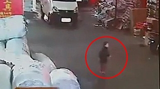 Milioane de comentarii pe Twitter-ul chinezesc, reactie la cazul fetitei lasate sa zaca pe jos dupa ce a fost calcata de doua masini - Atentie, imagini socante!
