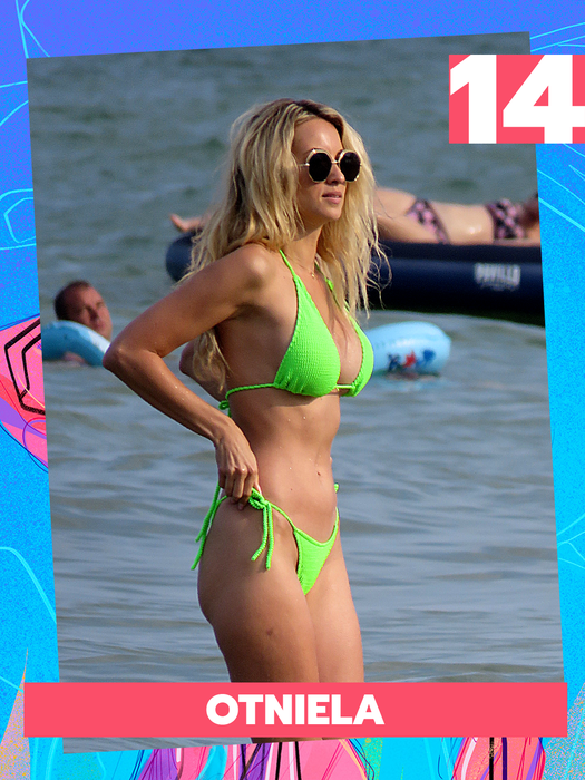 Top 50 de vedete puse în “dificultate” de bikini și sutien. Bianca Drăgușanu, Loredana Chivu, Daniela Crudu și-au băgat mâna și…