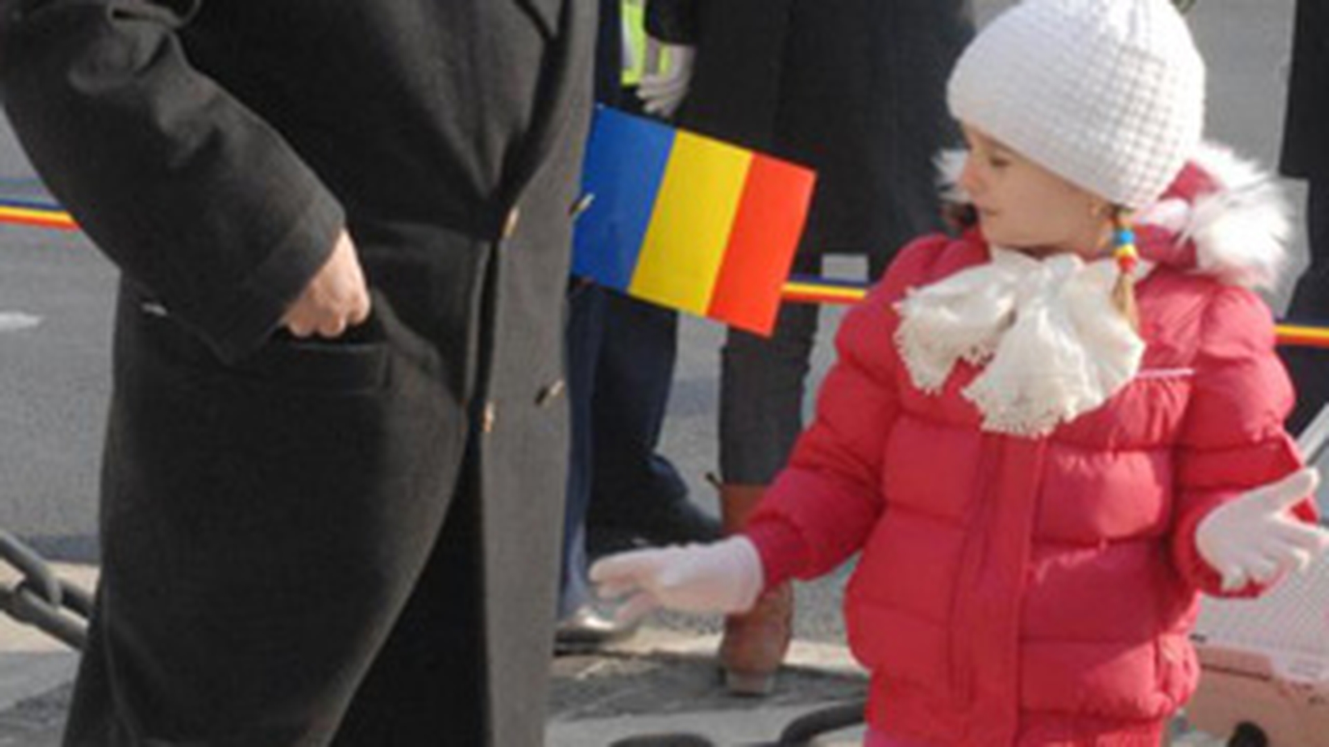 Fetita lui Columbeanu a admirat parada de la Arcul de Triumf. Irinuca si-a prins coditele cu tricolor