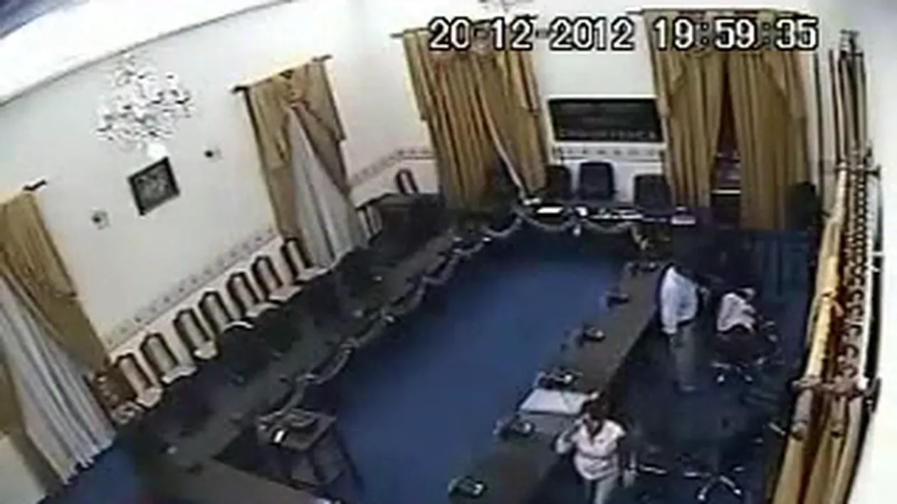 Video terifiant! Un politician a fost filmat în timp ce viola o angajată leşinată!