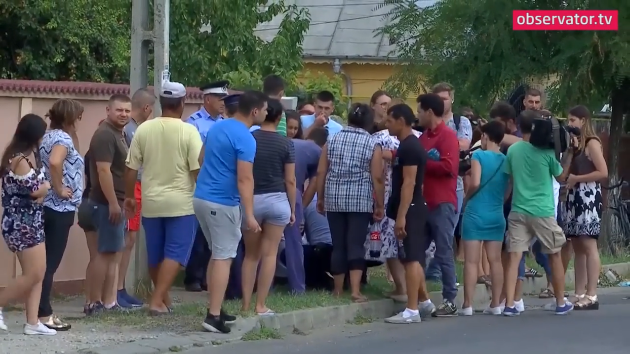 Momente dramatice. O tânără a leșinat lângă ”Casa Groazei” din Caracal