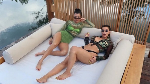 Kourtney Kardashian a pozat nud la 39 de ani. Avem imaginile fierbinți