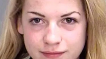 Această tânără şoferiţă s-a izbit într-o maşină de Poliţie când îşi făcea un selfie în... sânii goi