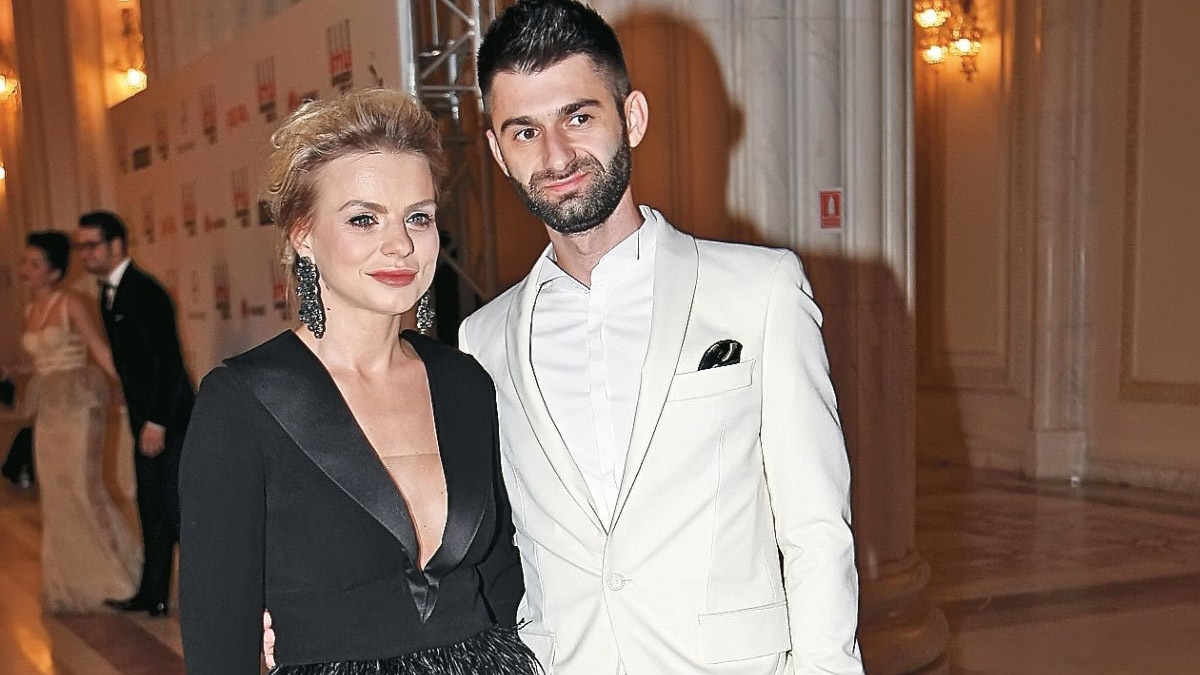Iubita lui PAUL IPATE a încins imaginaţia bărbaţilor! JOJO a apărut la plajă... topless!
