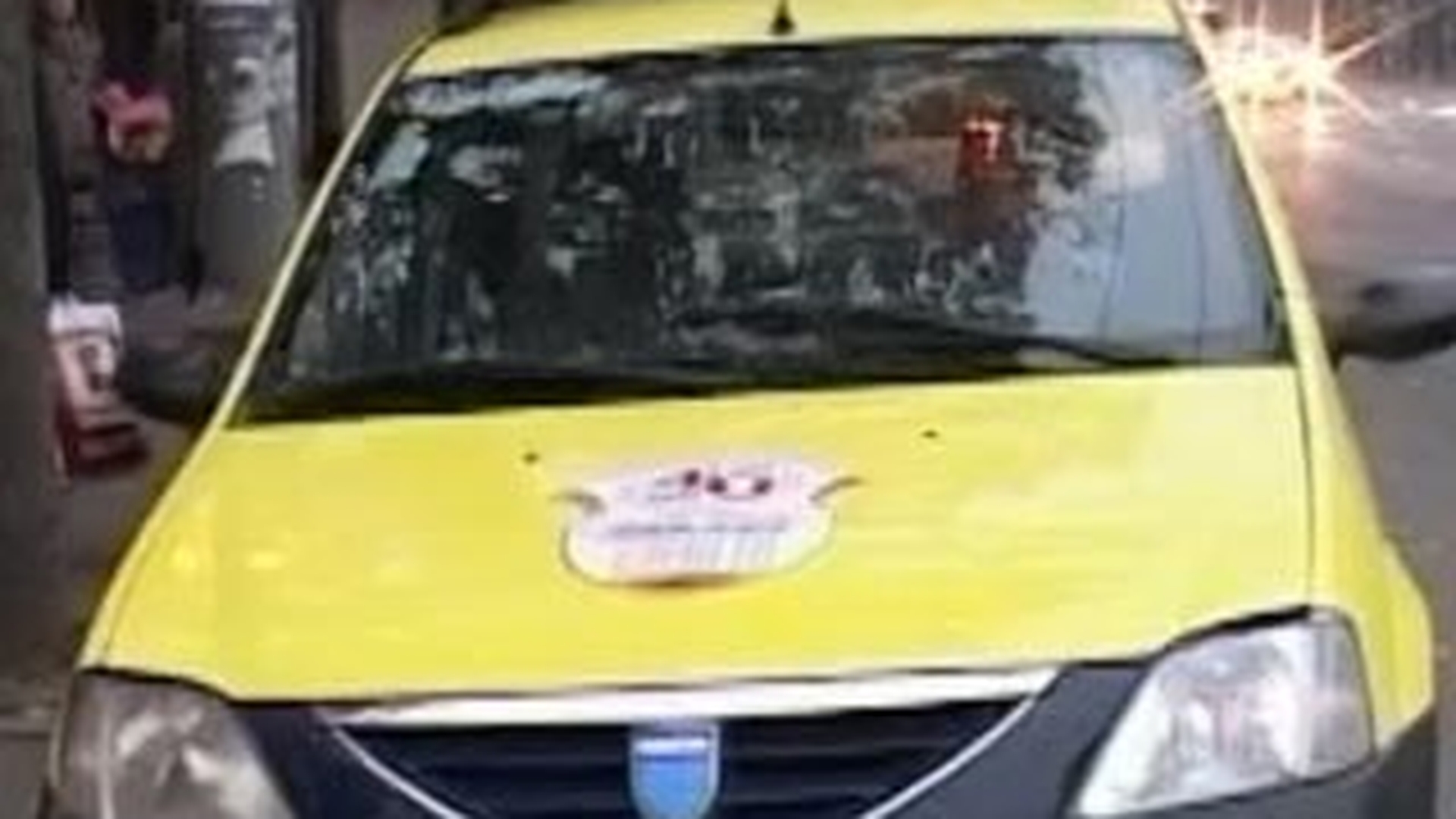 VIDEO Taximetristii care dau cu spatele, obligati sa dea banii inapoi clientilor: "Mi se pare normal, mie imi place sa fiu respectata"
