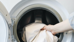Trucul fabulos care te va scăpa de o mulţime de neplăceri! Pune o pungă în maşina de spălat rufe şi vei vedea diferenţa instant