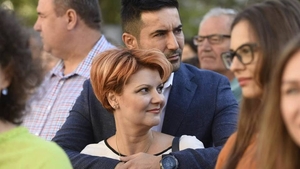 Senatorul Lia Olguţa Vasilescu, prezentă la prima zi din noul an şcolar al fiului, alături de proapătul soţ, Claudiu Manda