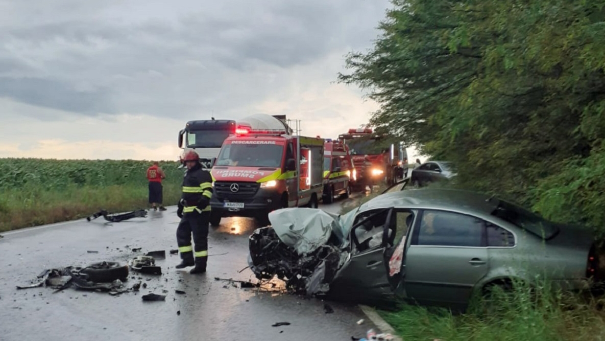 Accident violent în Teleorman. 3 oameni au fost răniți după ce un autoturism s-a izbit de un camion