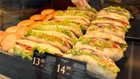 Ce a găsit o femeie din Iași într-un sandwich cumpărat de la simigeria Petru: Suspendarea activității până la remediere