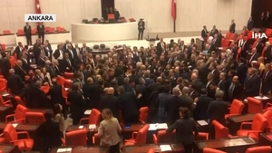 VIDEO| Bătaie în Parlamentul Turciei! Un parlamentar din Opoziție l-a criticat pe președintele Erdogan