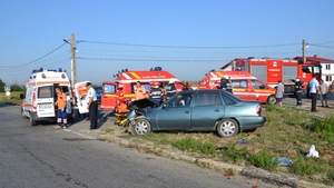 Accident grav în Olt. Un microbuz și un autoturism s-au lovit frontal