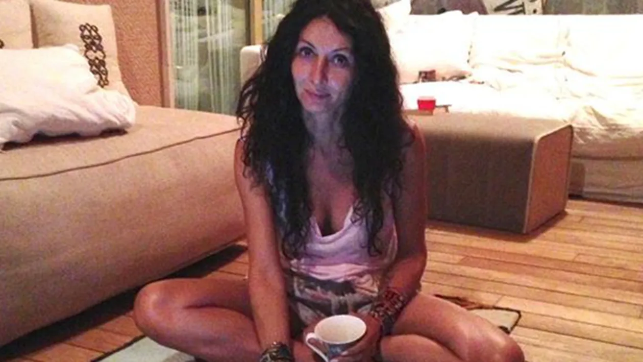 Cu un mar si cu o pruna, a ajuns buna de... TOT! Mihaela Radulescu a pozat cu sanii si cu chilotii la vedere