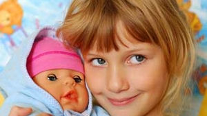Fetite de 12 ani, platite cu papusi pentru a promova trupe pop!