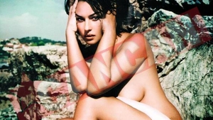 Monica Bellucci, incognito prin Bucuresti