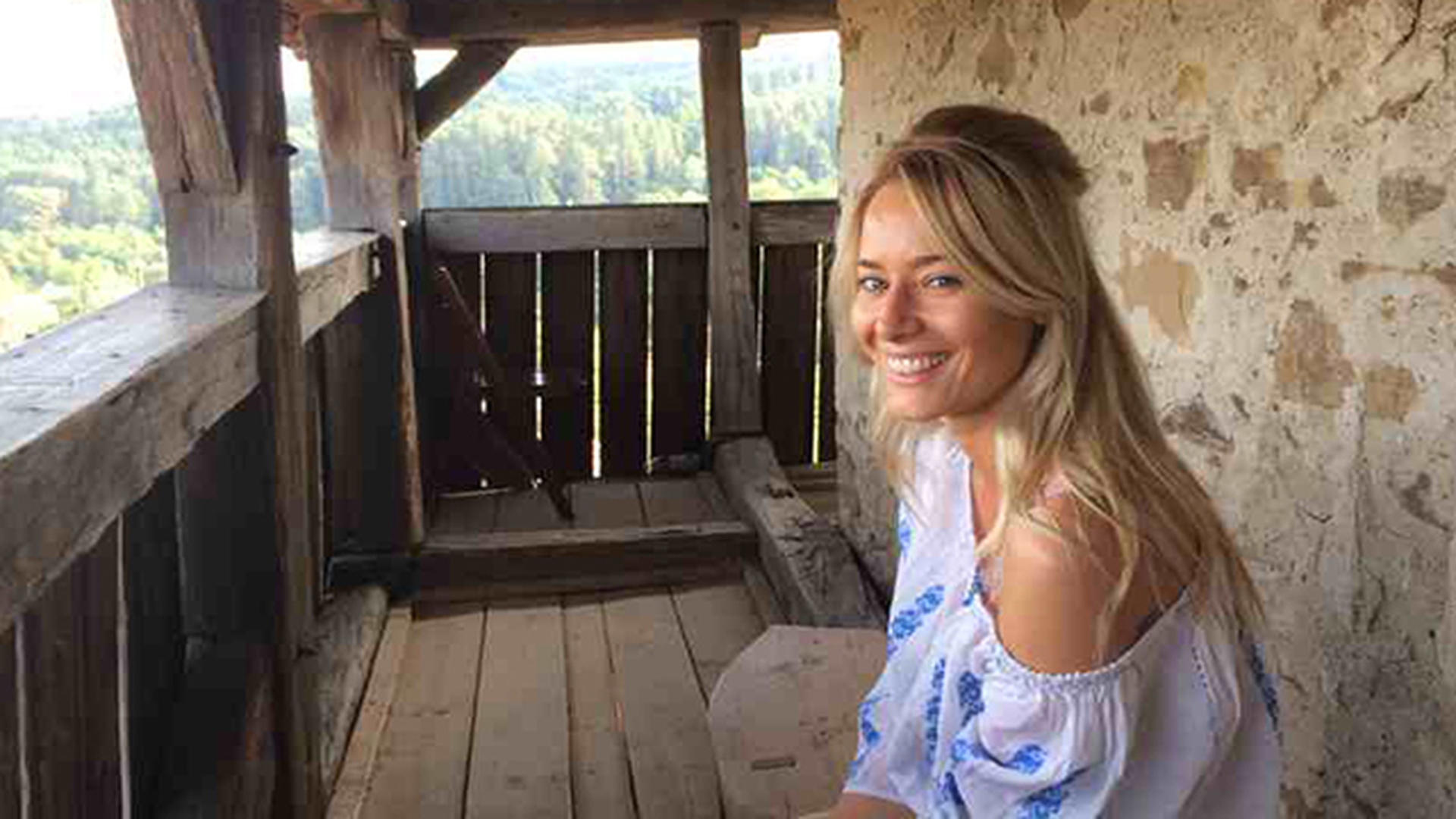 Laura Cosoi si iubitul ei, in fata altarului! Vezi ce au facut cei doi in inima Ardealului!