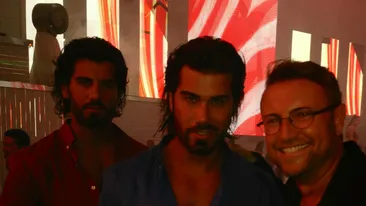 Delicii turcesti pe litoralul romanesc… Botezatu, “atac” pe plaja cu gemenii Atac! Nu este o iluzie optica, sunt Ender si Onder!