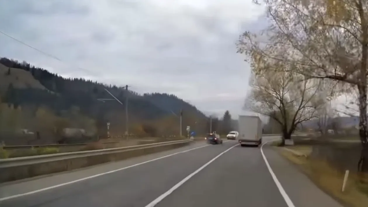 Șoferul filmat în Suceava când depășește pe linie continuă, în curbă, a mers la Poliție pentru a-și recunoaște fapta