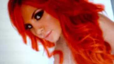 Marina Dina si-a schimbat culoarea parului! A renuntat la blond pentru a fi o roscata sexy si senzuala! Vezi cum ii sta