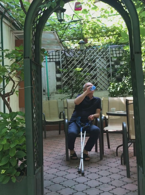 Dumitru Bucșaru a venit la spălătorie în cârje