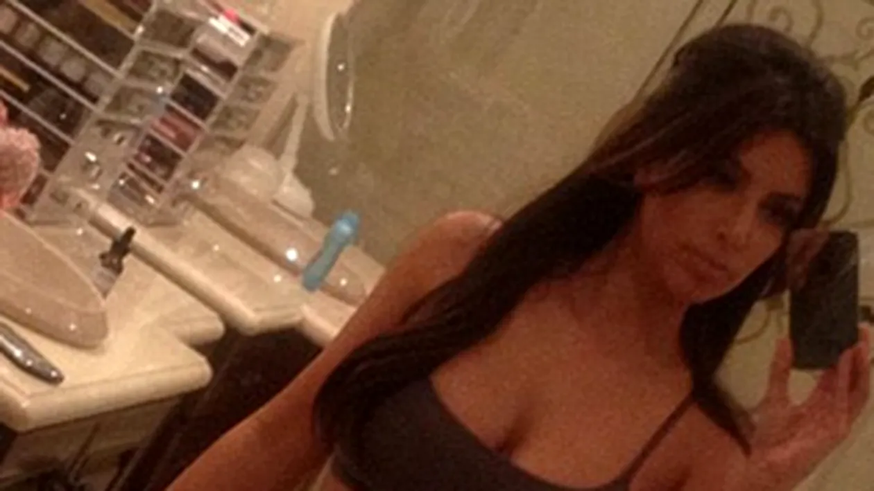 Nemachiata si in bustiera. Kim Kardashian, poza de pitipoanca in oglinda din baie