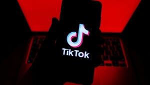Romantism, fantezie și tone de bani: cărțile virale de pe TikTok cuceresc investitorii!
