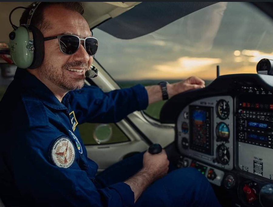Mihai Sturzu mărturisește că nu i-a fost niciodată frică să urce într-o avion / Sursă foto: Social media