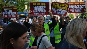 Protest la Met Gala 2026 din cauza lui Jeff Bezos și a soției sale, Lauren Sanchez. De la ce a pornit totul