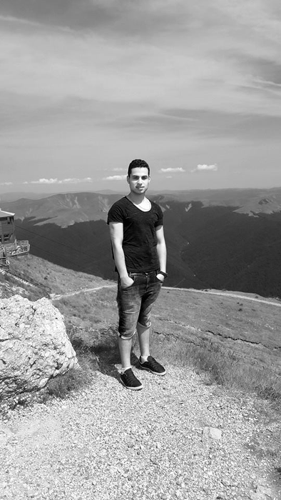 Studentul libian care şi-a ucis iubita, pisica şi pe vecinul de scară, pentru o ţigară, a continuat seria atacurilor violente şi în arestul central!