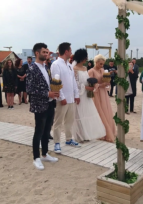 OCTAVIAN STRUNILĂ şi OANA BOTEZ, cununaţi de un preot exclus din BOR! Nunta oficiată pe plaja din 2 Mai, nerecunoscută de nicio biserică ortodoxă