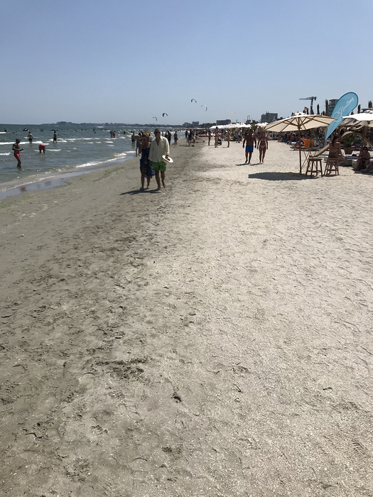 Donjuanul și noua iubită au mers pe malul mării, ținându-se de mână